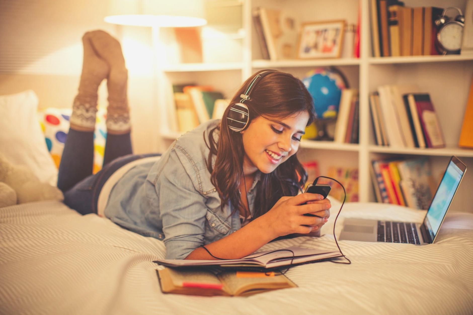 Організована робоча зона з планувальником та системою відстеження задач